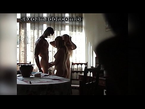 ❤️ Amigos sexuais convidam um homem gigante e uma ménage à trois com ele ️ Porno em nós ☑