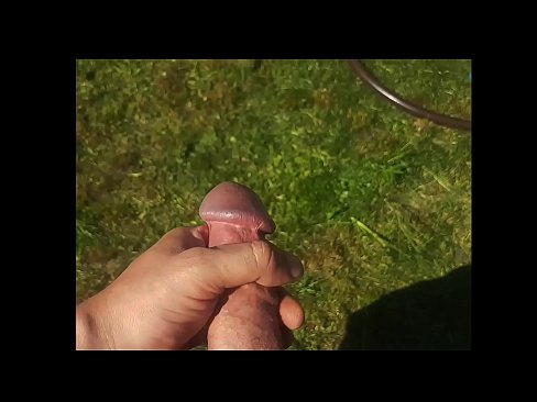 ❤️ A boazona se fode e se ejacula com um esguicho em um jardim de verão ️ Porno em nós ☑