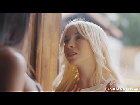 ❤️ A menina volta para casa alguns meses depois e acaba comendo a xoxota de sua madrasta ️ Porno em nós ☑