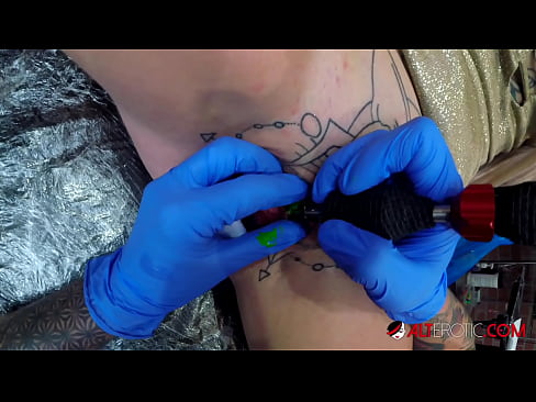 ❤️ Extremamente tatuada, a brasa Sully Savage fez uma tatuagem em seu clítoris ️ Porno em nós ☑